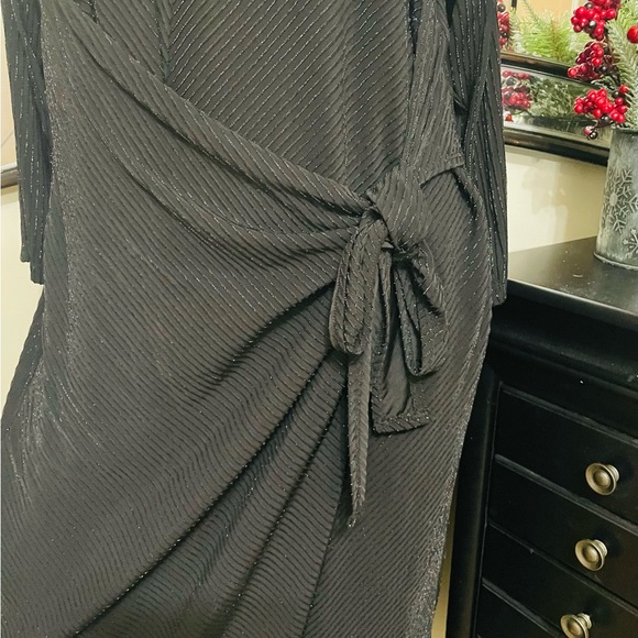 Kato Elegant Black V-Neck Dress - Picture 4 of 4